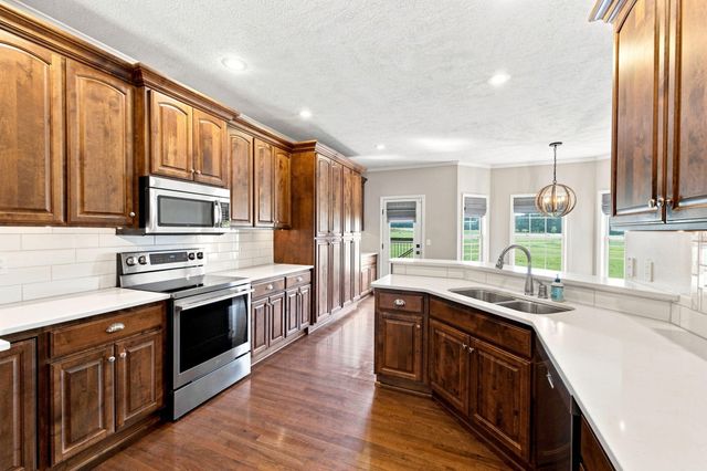 1646 N Waterstone Avenue, Springfield, MO 65802