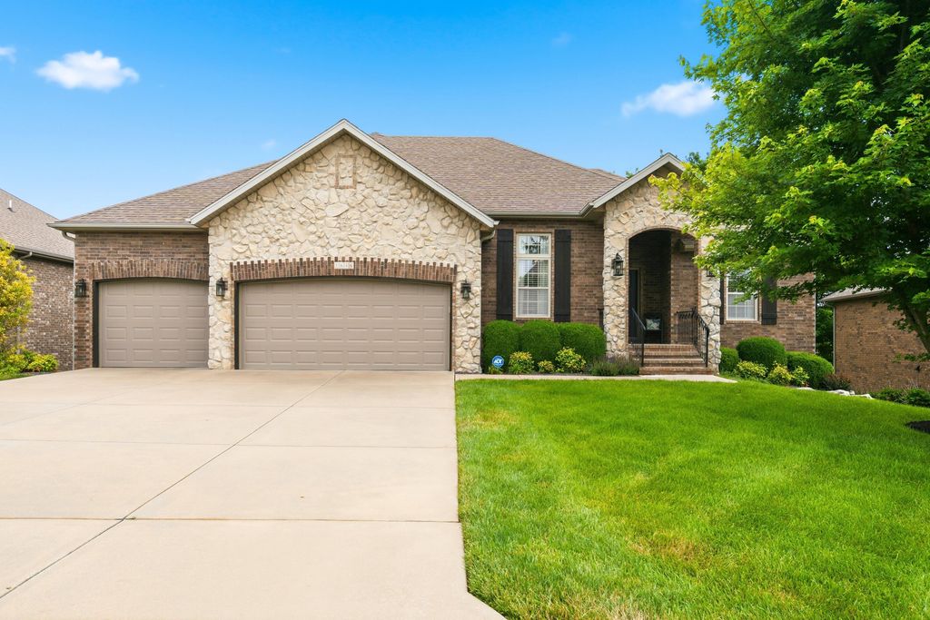 1646 N Waterstone Avenue, Springfield, MO 65802