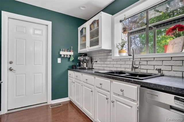 11479 Farmhill Drive, Fenton, MI 48430