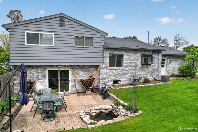 11479 Farmhill Drive, Fenton, MI 48430