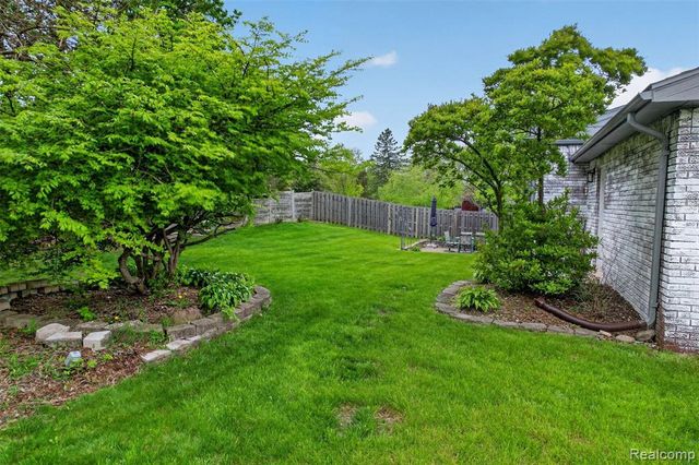 11479 Farmhill Drive, Fenton, MI 48430