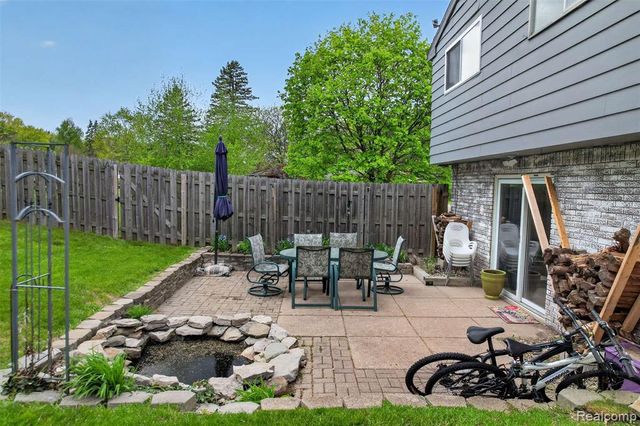 11479 Farmhill Drive, Fenton, MI 48430