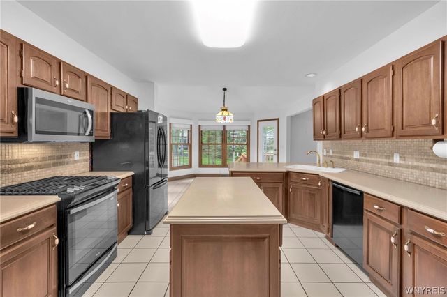 42 East Pinelake Drive, Amherst, NY 14221