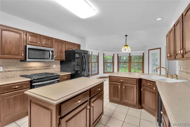 42 East Pinelake Drive, Amherst, NY 14221