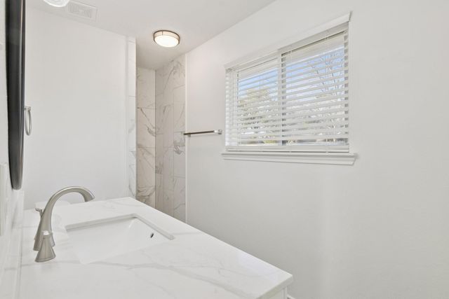 10827 W Mulberry Drive, La Porte, TX 77571