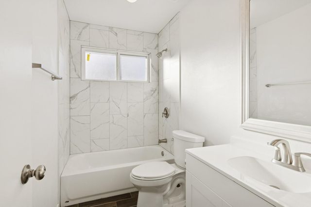 10827 W Mulberry Drive, La Porte, TX 77571