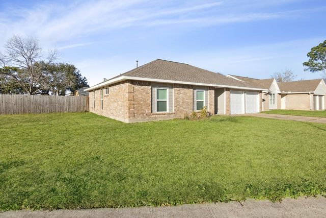 10827 W Mulberry Drive, La Porte, TX 77571