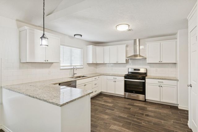 10827 W Mulberry Drive, La Porte, TX 77571