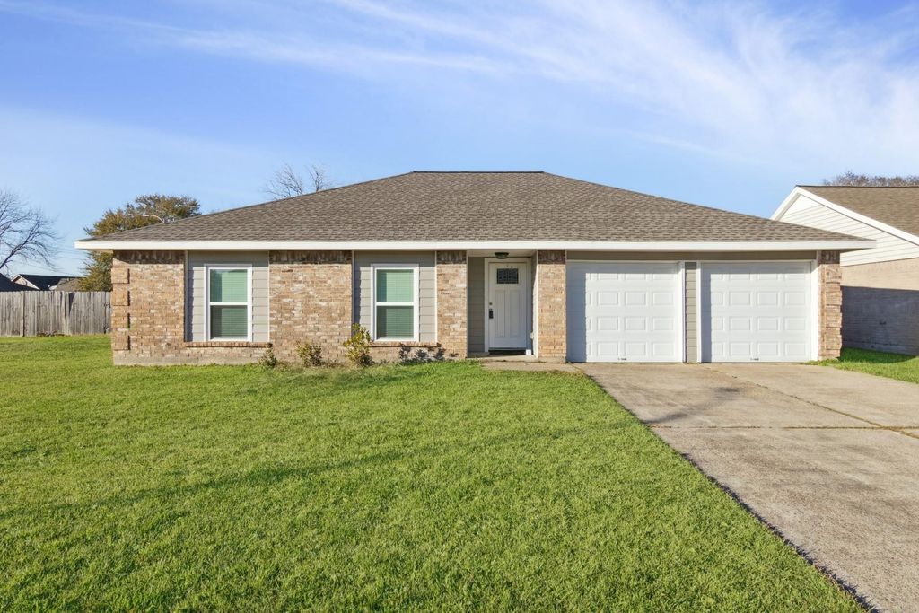 10827 W Mulberry Drive, La Porte, TX 77571