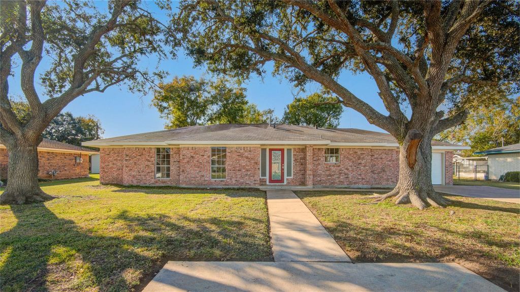 3416 Walnut Drive, Bay City, TX 77414