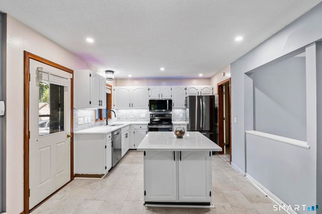 10 Quail Run, Bloomfield, CT 06002