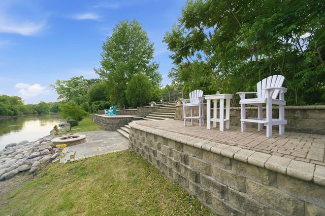 88 Riverwood Drive, Oswego, IL 60543