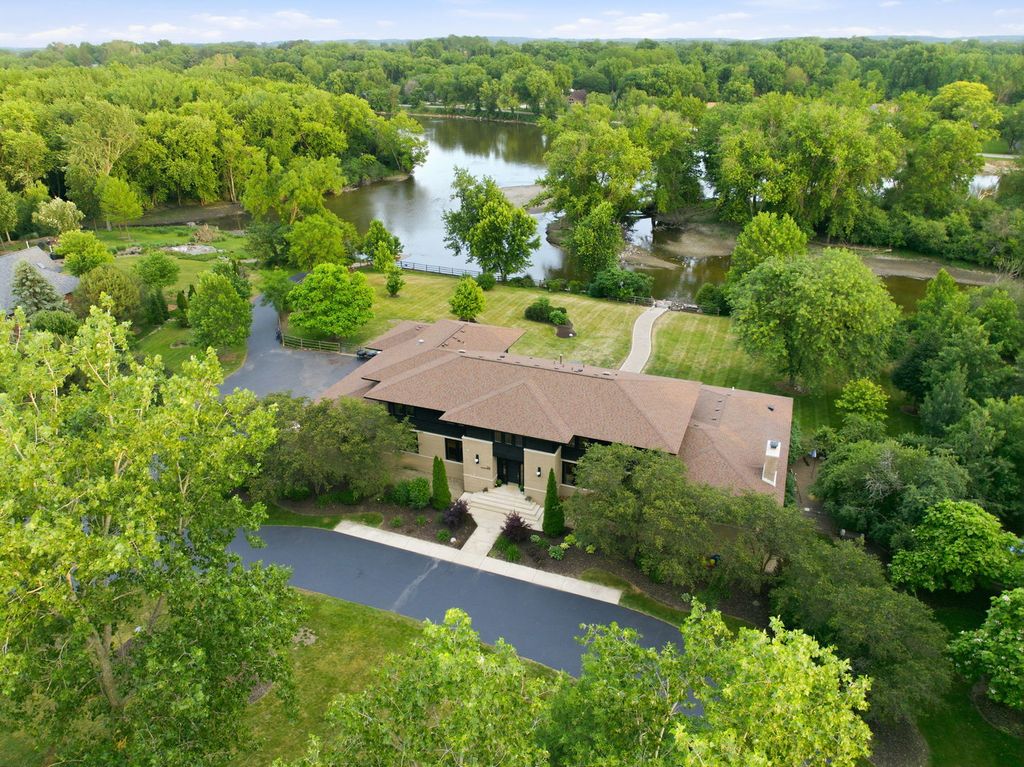 88 Riverwood Drive, Oswego, IL 60543