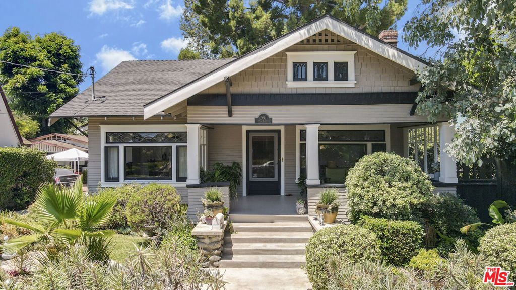 Image 1 of property listing at 991 Palm Terrace, Pasadena, CA 91104