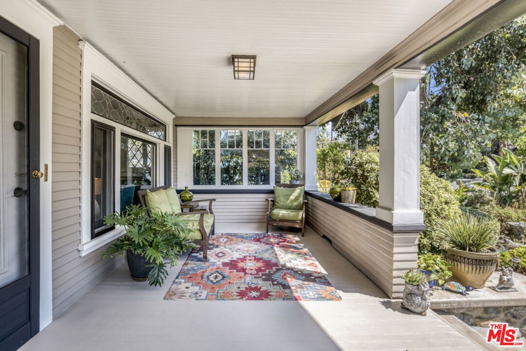 Image 2 of property listing at 991 Palm Terrace, Pasadena, CA 91104