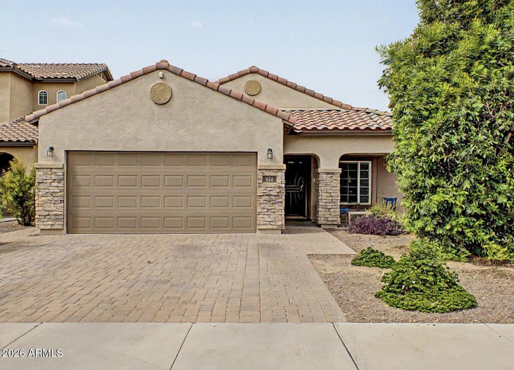 Image 1 of property listing at 614 W KERRY Lane, Phoenix, AZ 85027