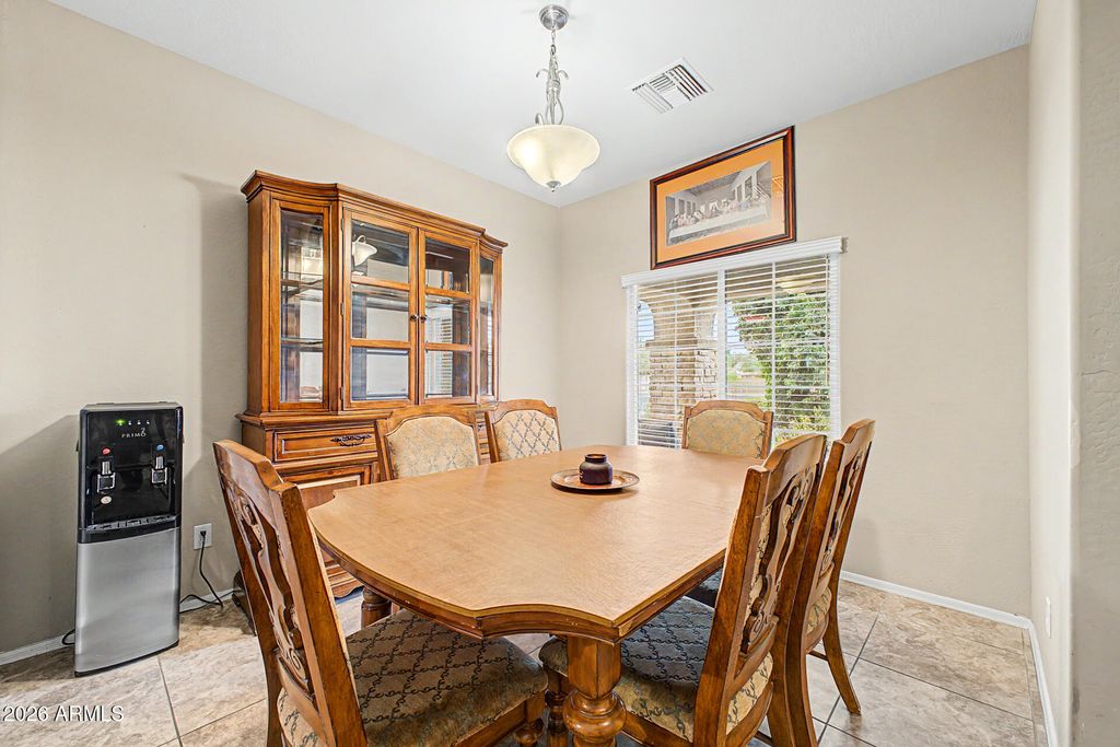 Image 10 of property listing at 614 W KERRY Lane, Phoenix, AZ 85027