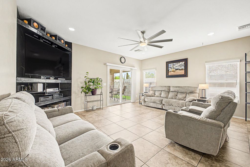Image 11 of property listing at 614 W KERRY Lane, Phoenix, AZ 85027