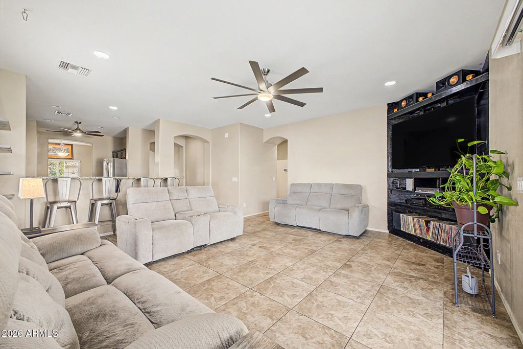 Image 12 of property listing at 614 W KERRY Lane, Phoenix, AZ 85027