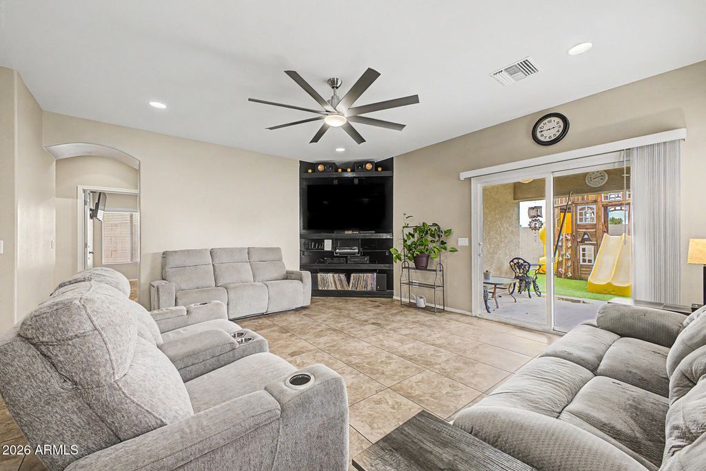 Image 13 of property listing at 614 W KERRY Lane, Phoenix, AZ 85027