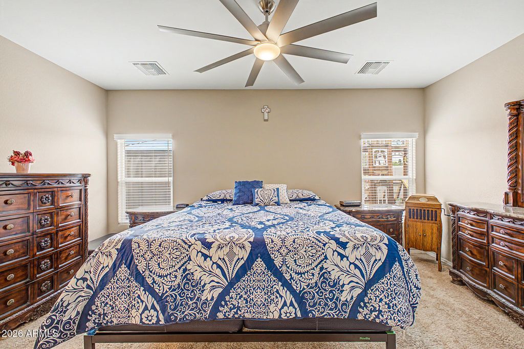 Image 14 of property listing at 614 W KERRY Lane, Phoenix, AZ 85027