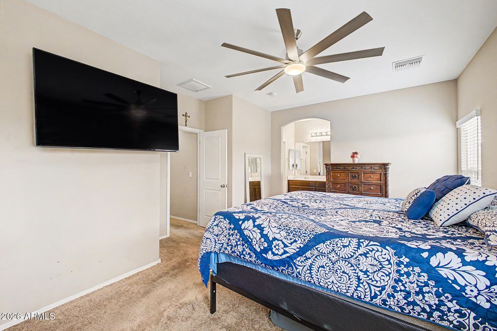 Image 15 of property listing at 614 W KERRY Lane, Phoenix, AZ 85027