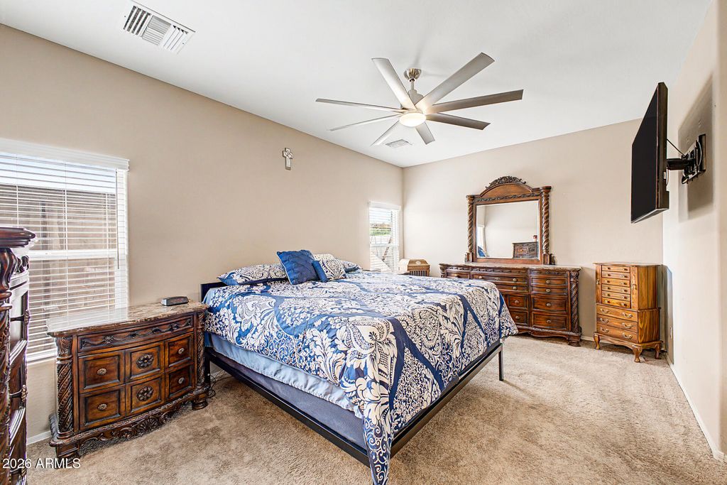 Image 16 of property listing at 614 W KERRY Lane, Phoenix, AZ 85027