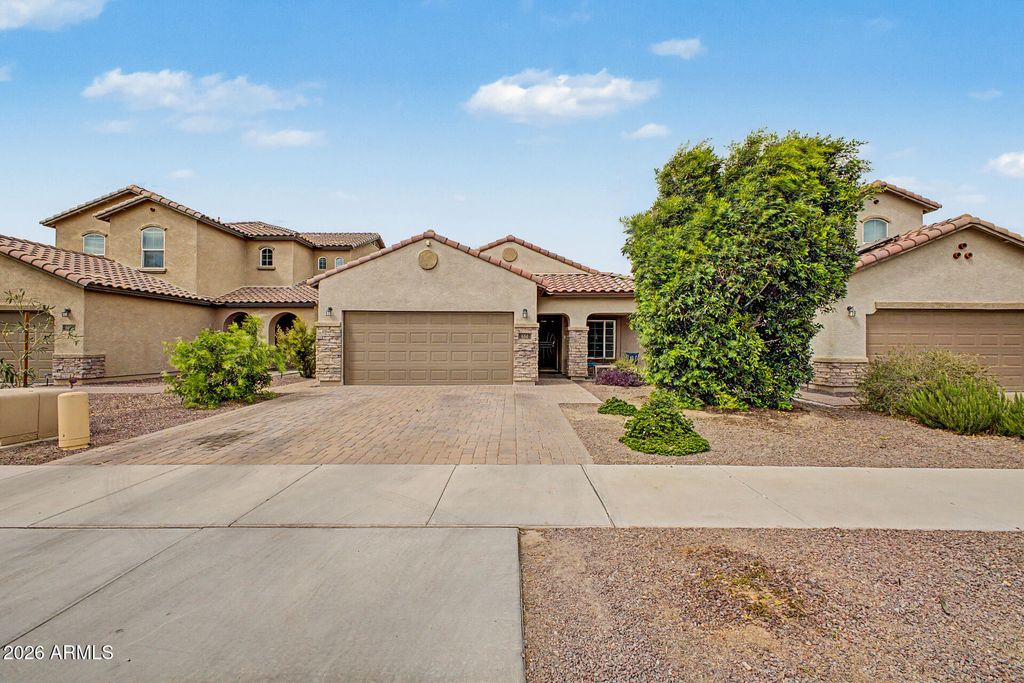 Image 2 of property listing at 614 W KERRY Lane, Phoenix, AZ 85027