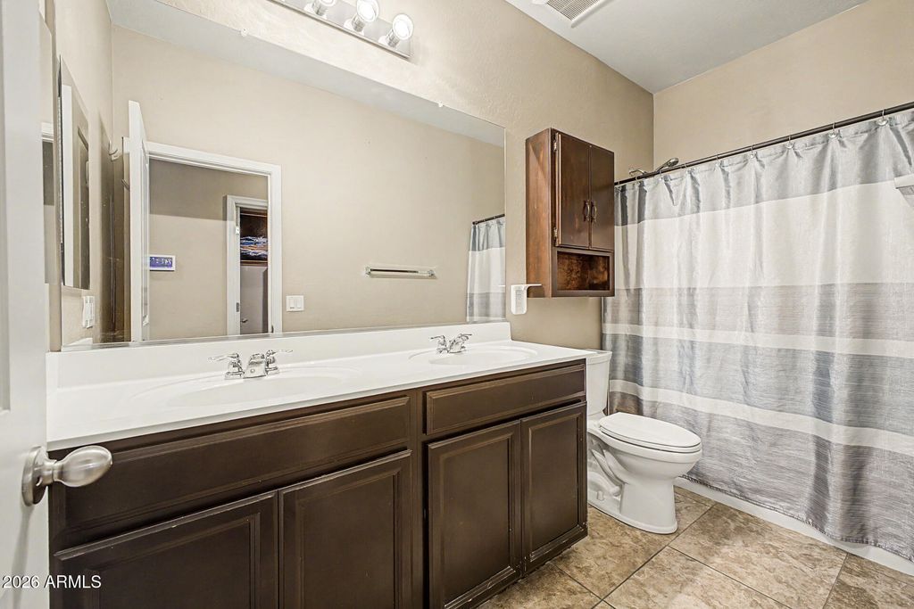 Image 23 of property listing at 614 W KERRY Lane, Phoenix, AZ 85027