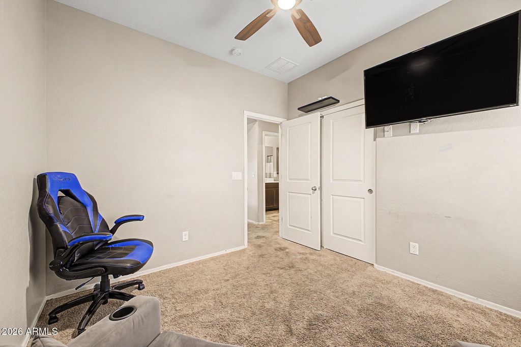 Image 25 of property listing at 614 W KERRY Lane, Phoenix, AZ 85027