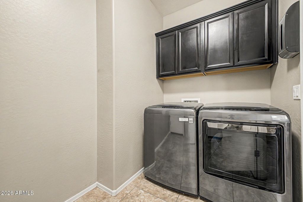 Image 26 of property listing at 614 W KERRY Lane, Phoenix, AZ 85027