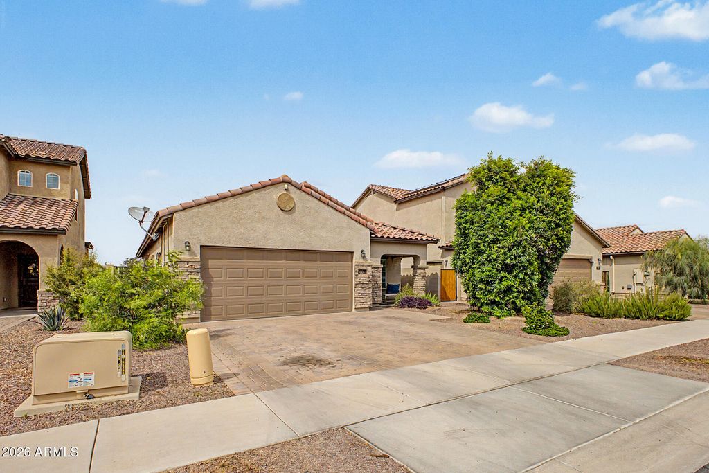 Image 3 of property listing at 614 W KERRY Lane, Phoenix, AZ 85027