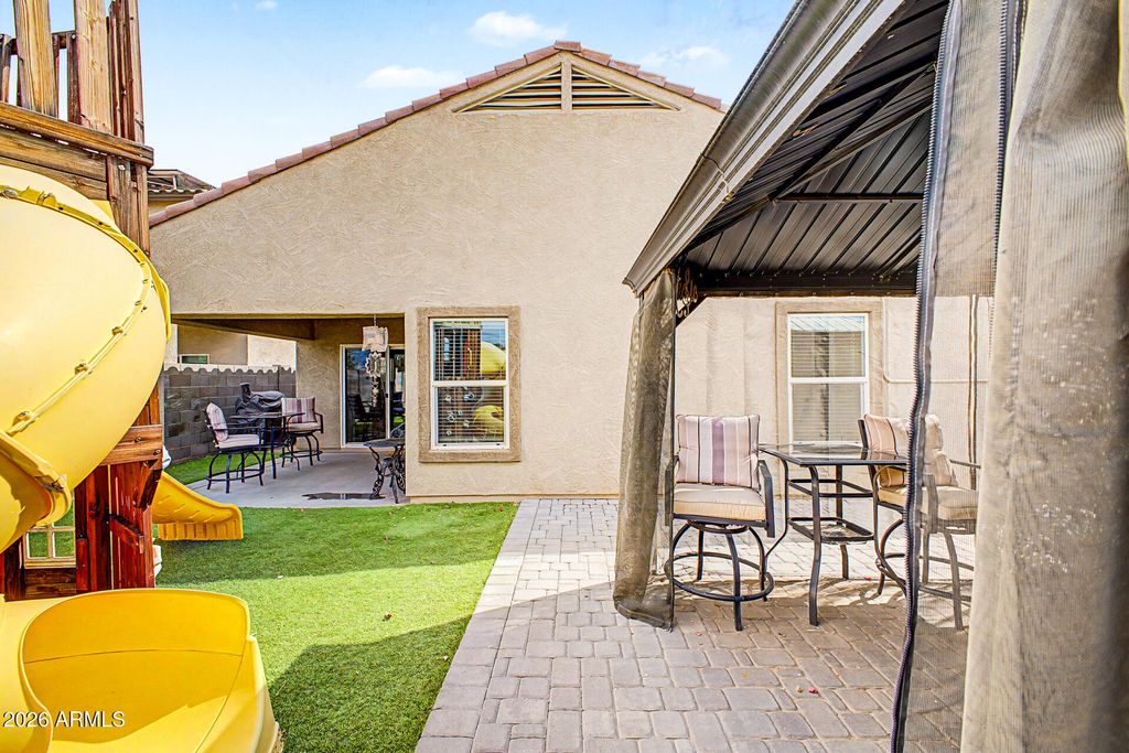 Image 32 of property listing at 614 W KERRY Lane, Phoenix, AZ 85027