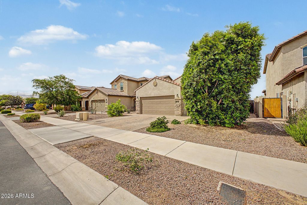 Image 4 of property listing at 614 W KERRY Lane, Phoenix, AZ 85027