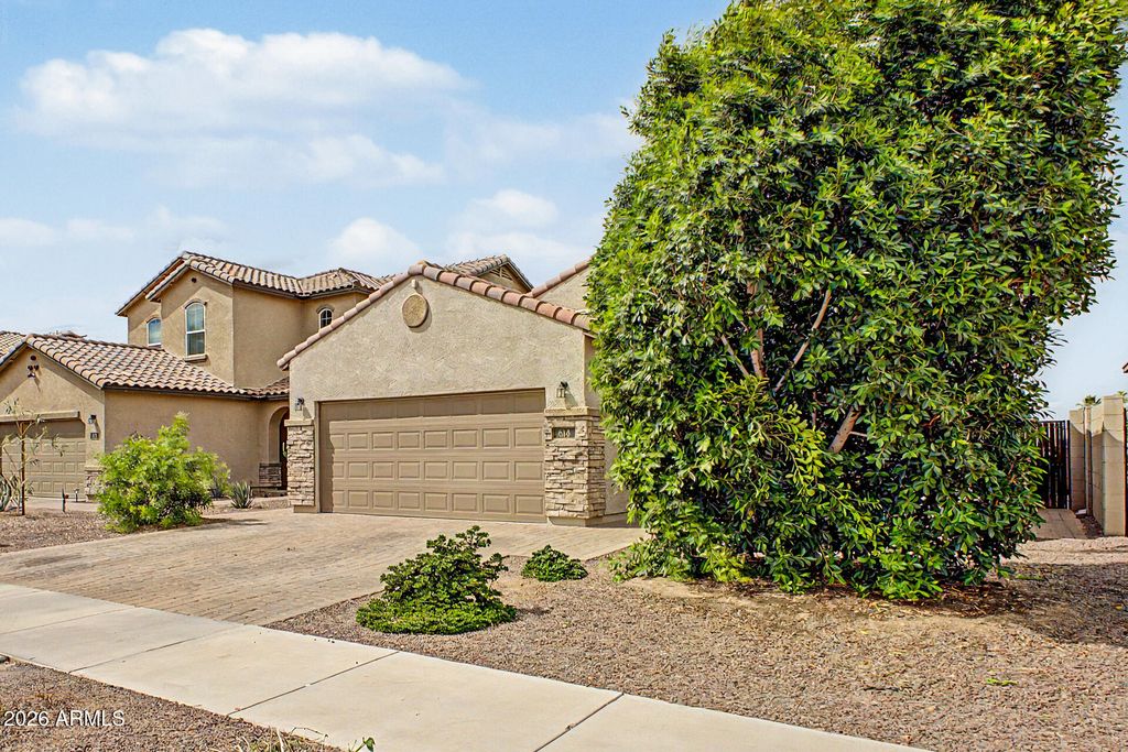 Image 5 of property listing at 614 W KERRY Lane, Phoenix, AZ 85027