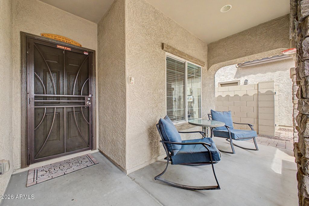 Image 6 of property listing at 614 W KERRY Lane, Phoenix, AZ 85027