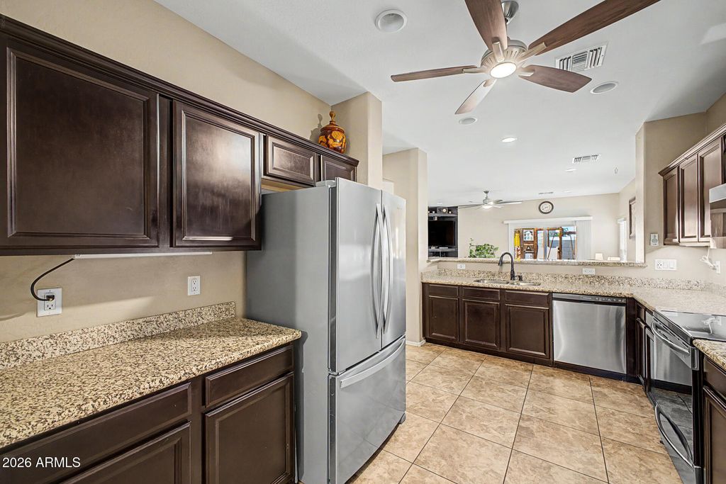 Image 7 of property listing at 614 W KERRY Lane, Phoenix, AZ 85027
