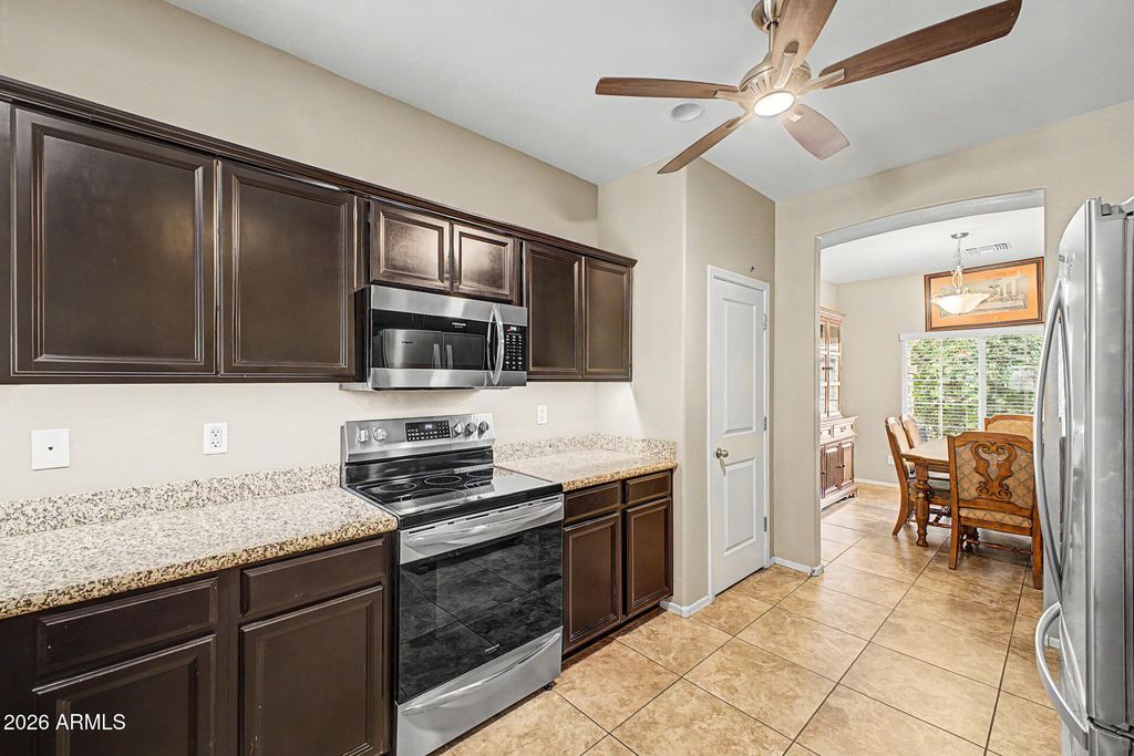 Image 8 of property listing at 614 W KERRY Lane, Phoenix, AZ 85027