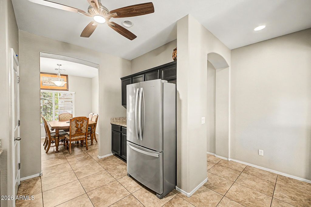 Image 9 of property listing at 614 W KERRY Lane, Phoenix, AZ 85027