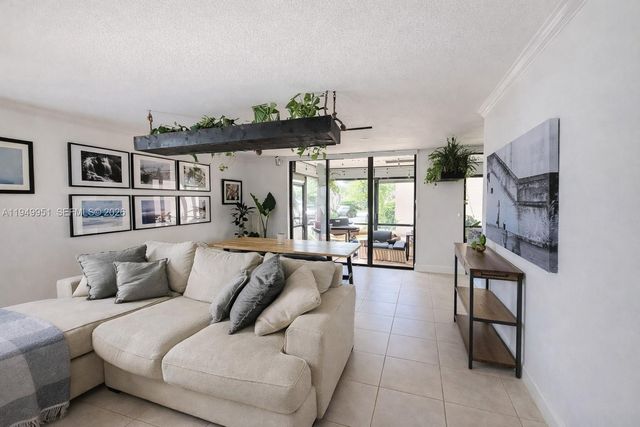 661 NE 195th St 103, Miami, FL 33179