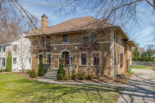 630 Lakepointe Street, Grosse Pointe Park, MI 48230