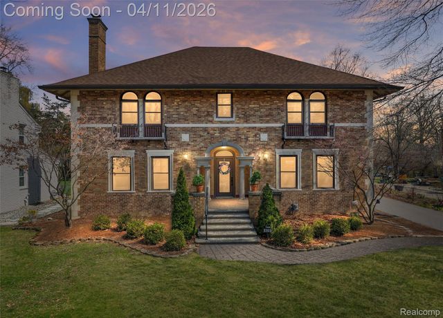 630 Lakepointe Street, Grosse Pointe Park, MI 48230