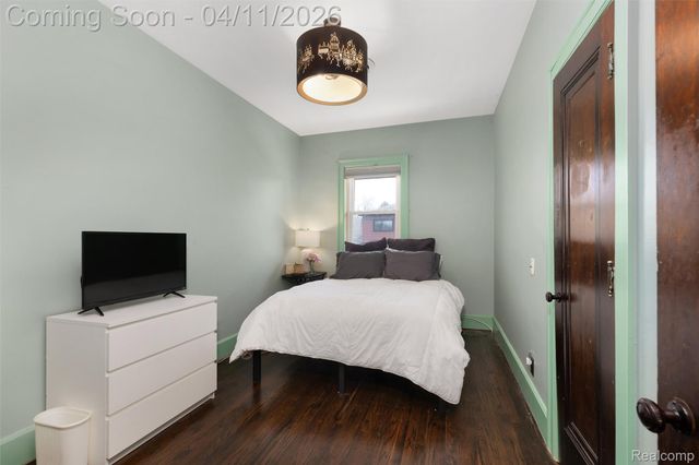630 Lakepointe Street, Grosse Pointe Park, MI 48230
