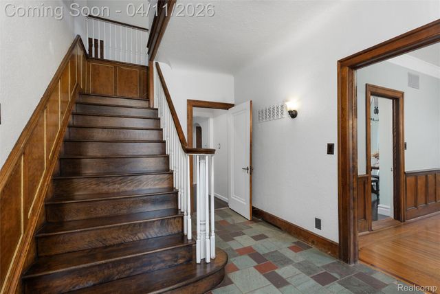 630 Lakepointe Street, Grosse Pointe Park, MI 48230