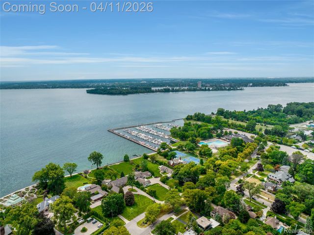 630 Lakepointe Street, Grosse Pointe Park, MI 48230