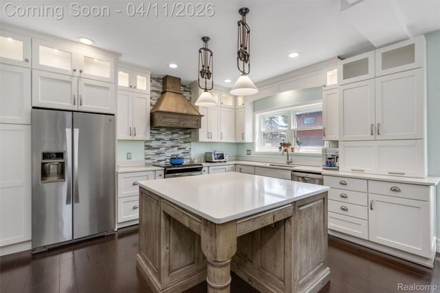 630 Lakepointe Street, Grosse Pointe Park, MI 48230