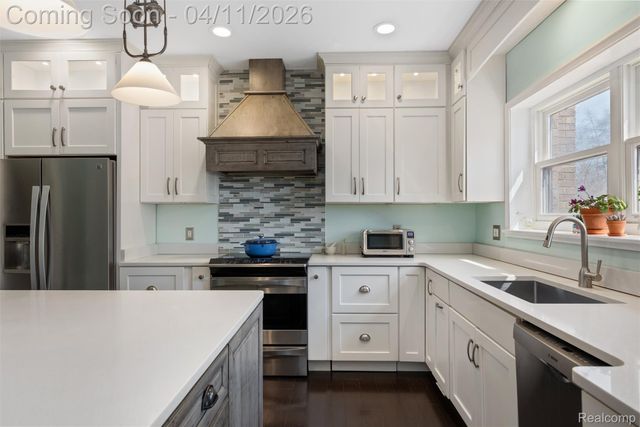 630 Lakepointe Street, Grosse Pointe Park, MI 48230