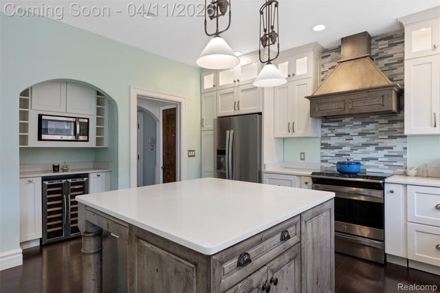 630 Lakepointe Street, Grosse Pointe Park, MI 48230