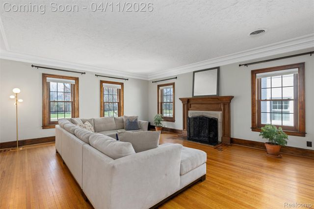 630 Lakepointe Street, Grosse Pointe Park, MI 48230