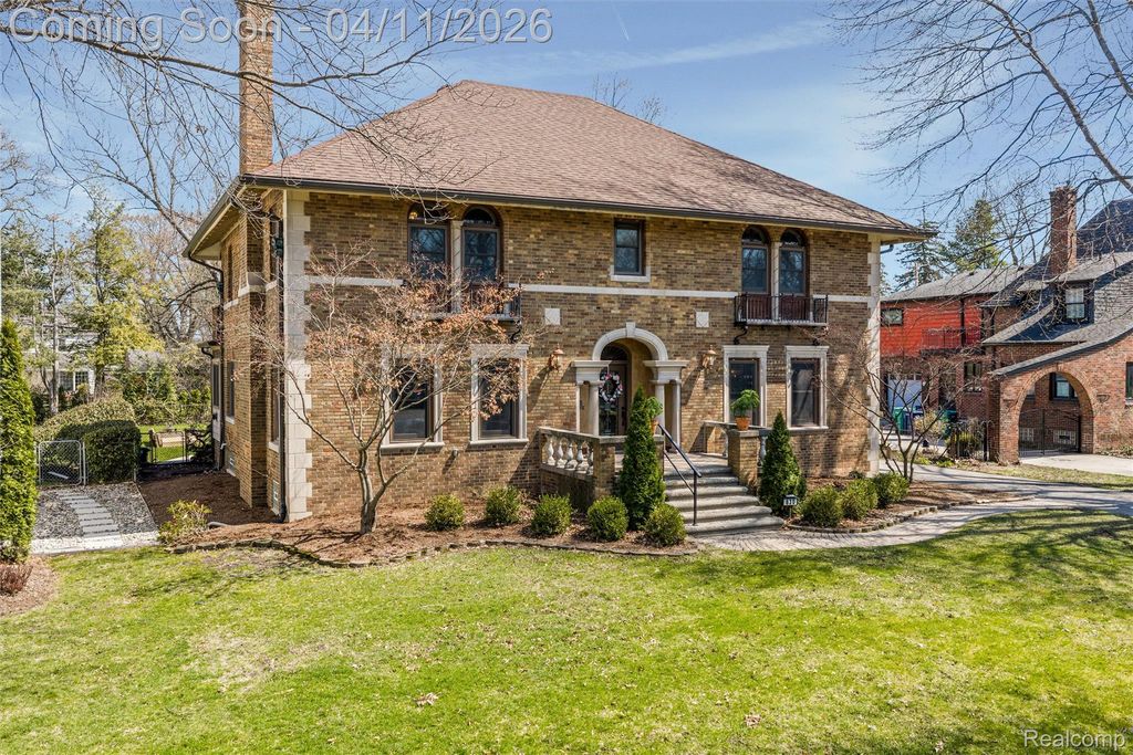 630 Lakepointe Street, Grosse Pointe Park, MI 48230